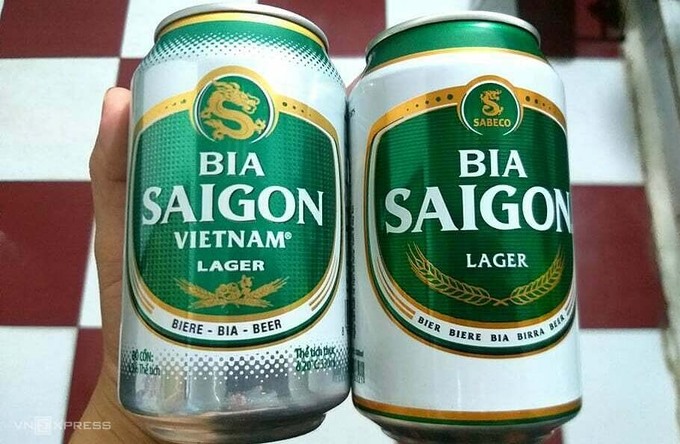 Sản phẩm “Bia Saigon Vietnam” (bên trái) và “Bia Saigon” của Sabeco. Ảnh: Thi Hà.
