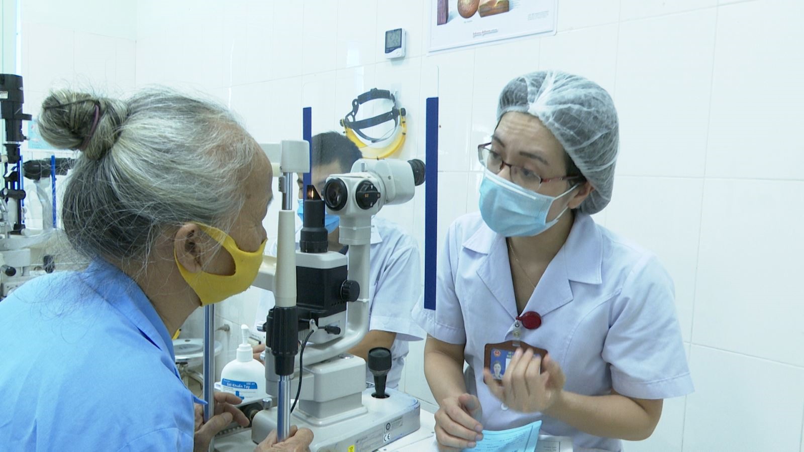 Bác sỹ Bùi Thị Vân Anh khám bệnh cho các bệnh nhân mắc bệnh lý võng mạc