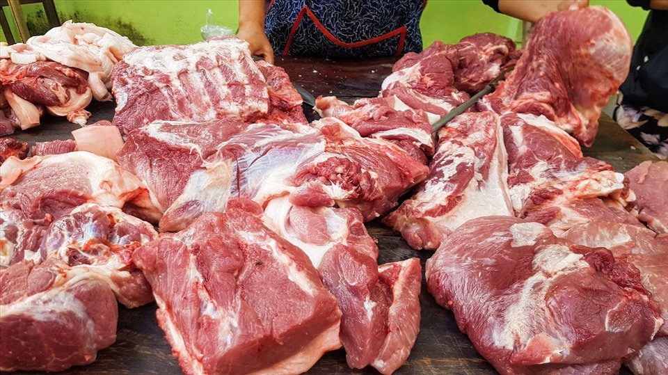 Dự báo giá lợn hơi tiếp tục giảm trong những ngày tới, có khả năng rời ngưỡng 70.000 đồng/kg, kéo giá thịt lợn giảm mạnh. Ảnh: Vũ Long
