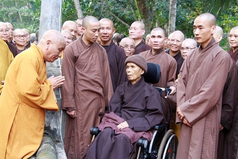 Thiền sư Thích Nhất Hạnh bên các môn đồ đệ tại chùa Từ Hiếu (Huế).