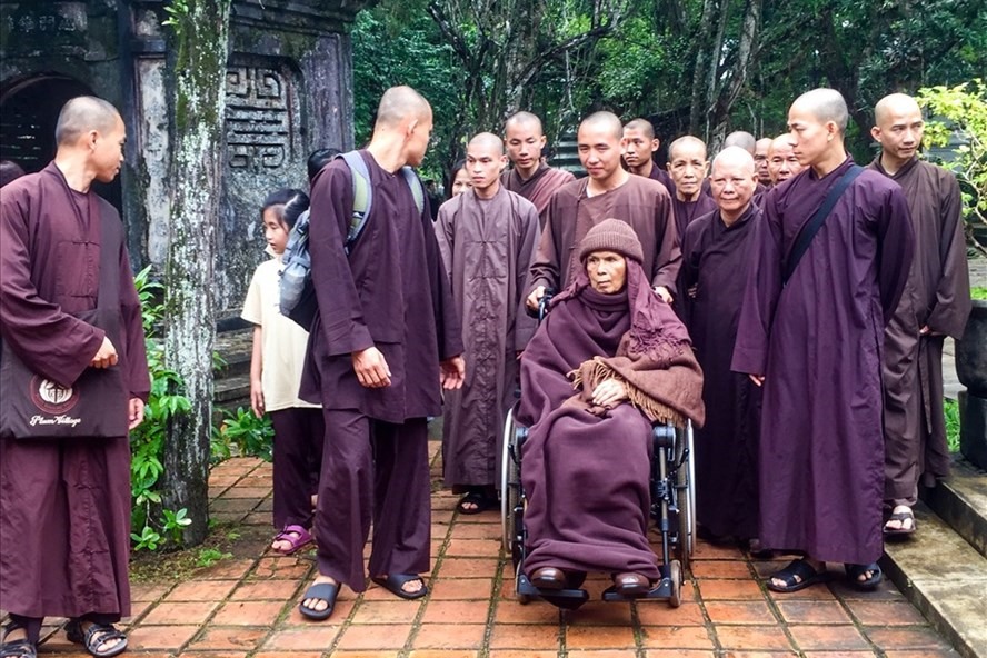 Thiền sư Thích Nhất Hạnh (ngồi xe lăn) cùng các tăng ni, Phật tử trong một buổi thiền hành tại chùa Từ Hiếu. Ảnh: Phúc Đạt.