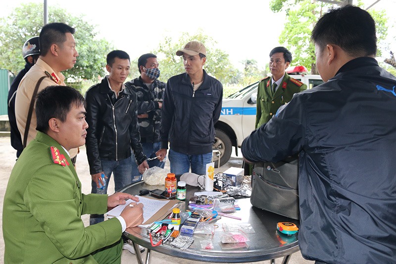 Lực lượng Cảnh sát giao thông phát hiện và bắt giữ đối tượng tàng trữ trái phép chất ma túy khi đang lưu thông trên Quốc lộ 1 -Ảnh: T.N​