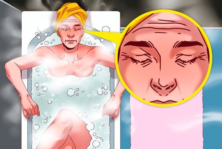 Không nên tắm quá lâu với nước nóng và xà phòng có nhiều tính kiềm bởi nó là điều kiện để nếp nhăn xuất hiện nhiều hơn trên khuôn mặt bạn. Ảnh Brightside