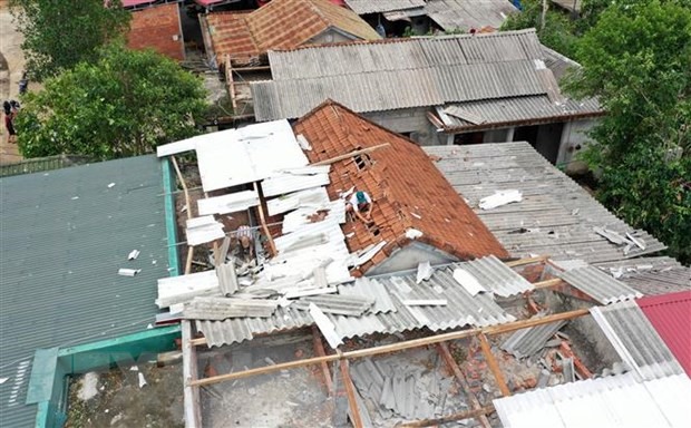 Người dân ở xã Hải Sơn, huyện Hải Lăng, Quảng Trị lợp lại nhà bị tốc mái do bão số 5 gây ra. (Ảnh: Hồ Cầu/TTXVN)