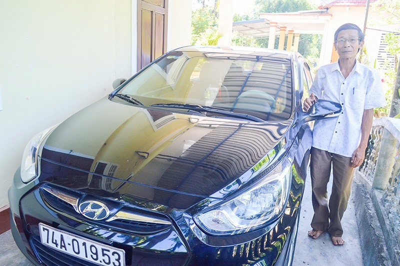 Ông Thái Văn Long bên chiếc xe ô tô được ông sử dụng để đưa người bị nạn đi cấp cứu -Ảnh: Đ.V​