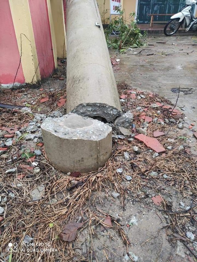 Cột điện bê tông ly tâm dự ứng lực bị đứt lìa do bão số 5 (bão cấp 8) tại TT-Huế.