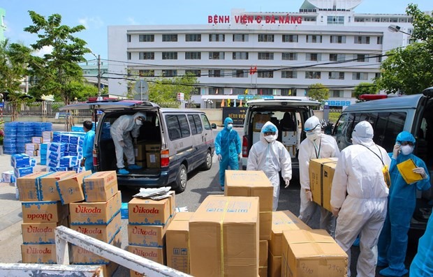 Các nhu yếu phẩm thiết yếu ủng hộ cho đội ngũ y tế và bệnh nhân được bốc dỡ để vận chuyển vào khu vực cách ly ở Bệnh viện C Đà Nẵng. (Ảnh: Trần Lê Lâm/TTXVN)