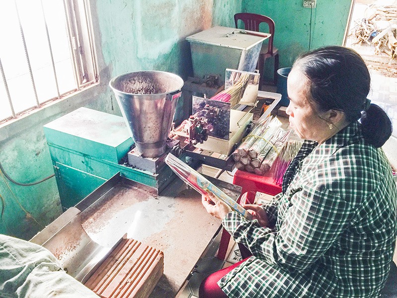 Cơ sở sản xuất hương của chị Hường tạo việc làm cho chị em phụ nữ người dân tộc thiểu số -Ảnh: V.K.L​