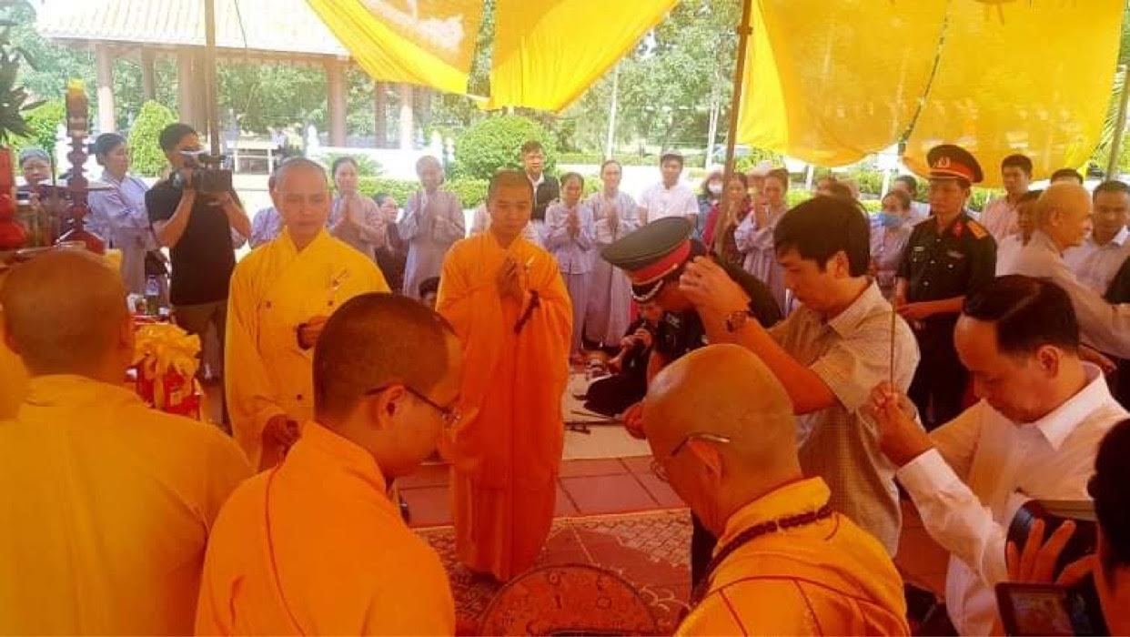 Phó Chủ tịch UBND tỉnh Hoàng Nam cùng các đại biểu thành kính dâng hương lên các anh hùng liệt sĩ tại lễ tri ân