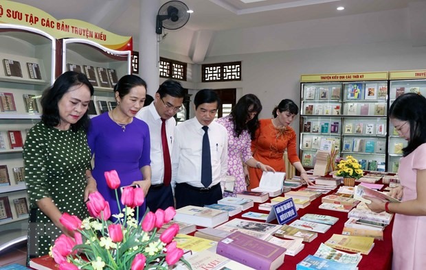 Khách tham quan thưởng lãm các ấn phẩm Truyện Kiều của đại thi hào Nguyễn Du.( Ảnh: Công Tường/TTXVN)