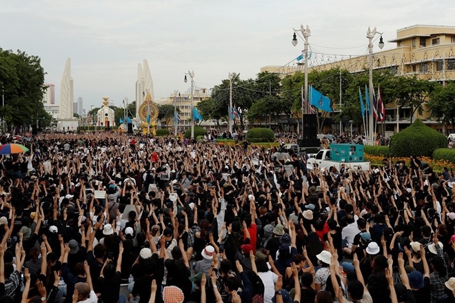 Hàng nghìn người biểu tình xuống đường kêu gọi cải tổ hoàng gia.