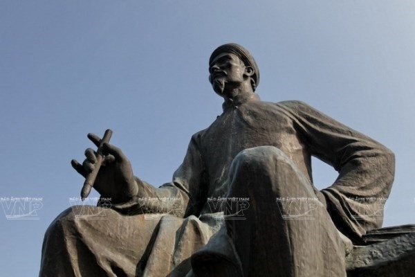 Tượng Danh nhân văn hóa thế giới Nguyễn Du tại Di tích quốc gia đặc biệt Khu lưu niệm Nguyễn Du. (Ảnh: Báo Ảnh Việt Nam/TTXVN)