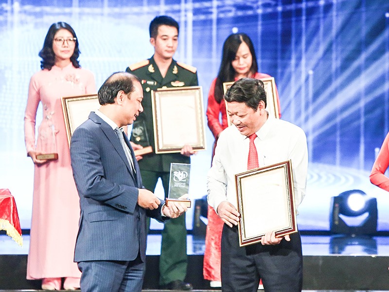 Nhà báo Minh Tứ được trao Giải Ba - Giải Báo chí toàn quốc về thông tin đối ngoại - năm 2019 với tác phẩm “Bảo tàng chiến tranh, khát vọng hòa bình” - Ảnh: HÀ THANH​. Nguồn: QTO