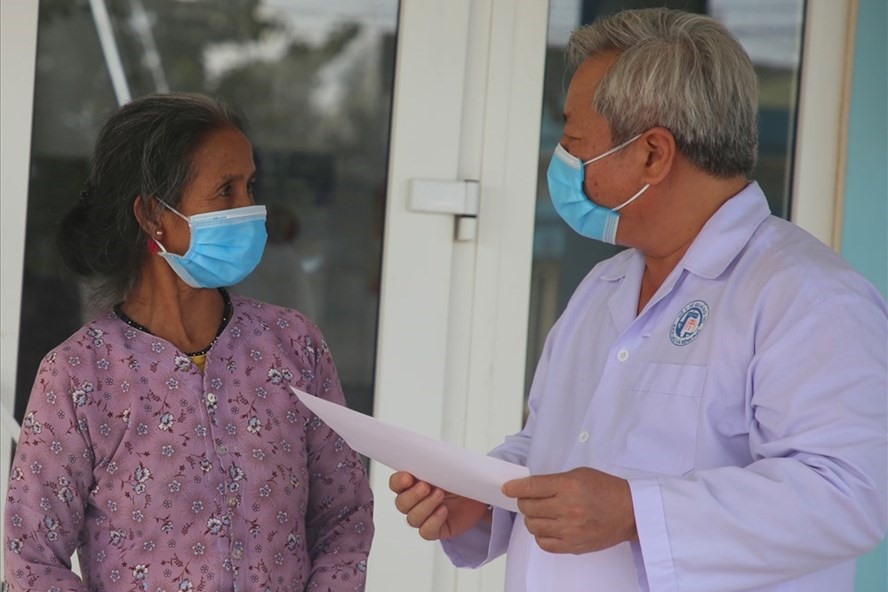 Bệnh nhân mắc COVID-19 862 tại Quảng Trị được bác sỹ dặn dò trước khi xuất viện. Ảnh: Hưng Thơ.
