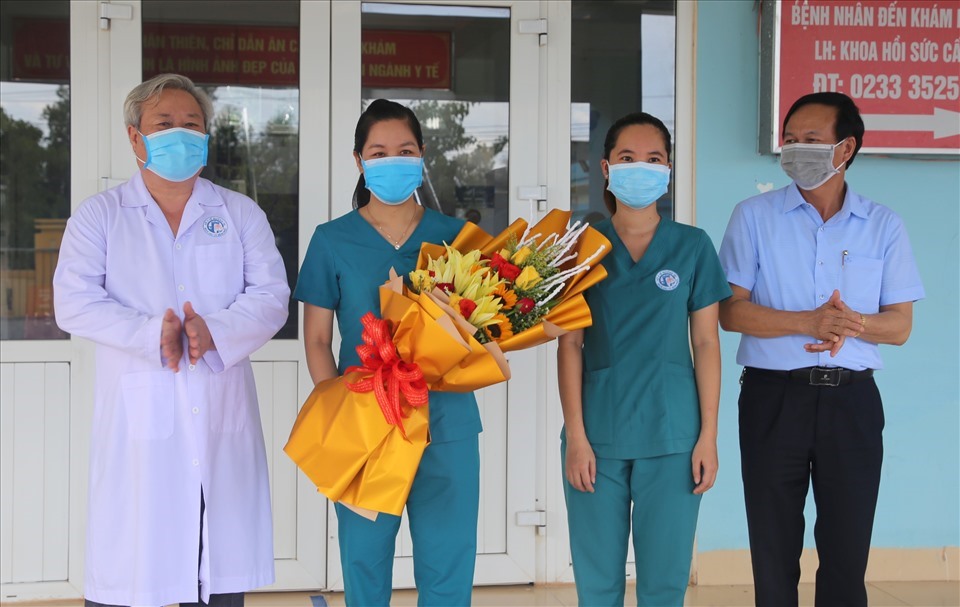 Lãnh đạo Sở y tế tỉnh Quảng Trị tặng hoa cho đội ngũ y bác sĩ Bệnh viện Chuyên khoa Lao và Bệnh phổi tỉnh Quảng Trị. Ảnh: Hưng Thơ.