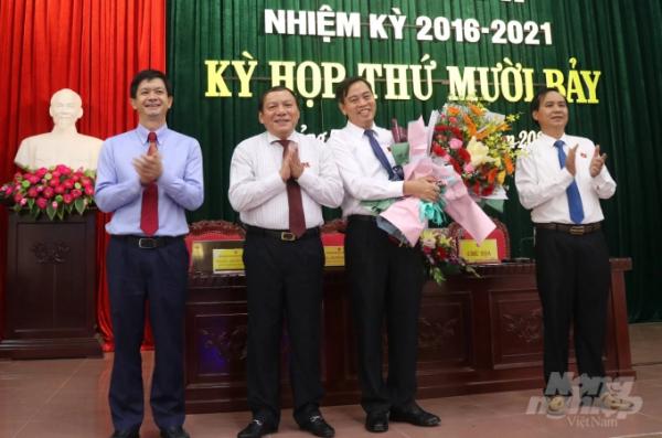 Tân Chủ tịch HĐND tỉnh Quảng Trị Nguyễn Đăng Quang nhận hoa chúc mừng hôm 10/9. Ảnh: Công Điền.