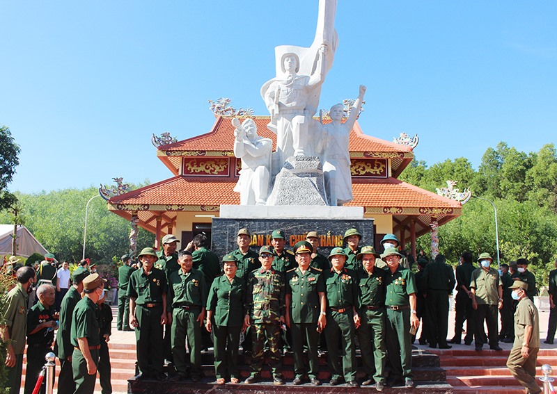 Các CCB chụp hình lưu niệm tại tượng đài Đoàn kết và chiến thắng -Ảnh: TÚ LINH​