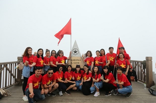 Du khách lên đỉnh Fansipan hồi cuối tháng Năm, trước khi đợt dịch COVID-19 thứ 2 bùng phát ở Việt Nam. (Ảnh: Nam Nguyễn/Vietnam+)