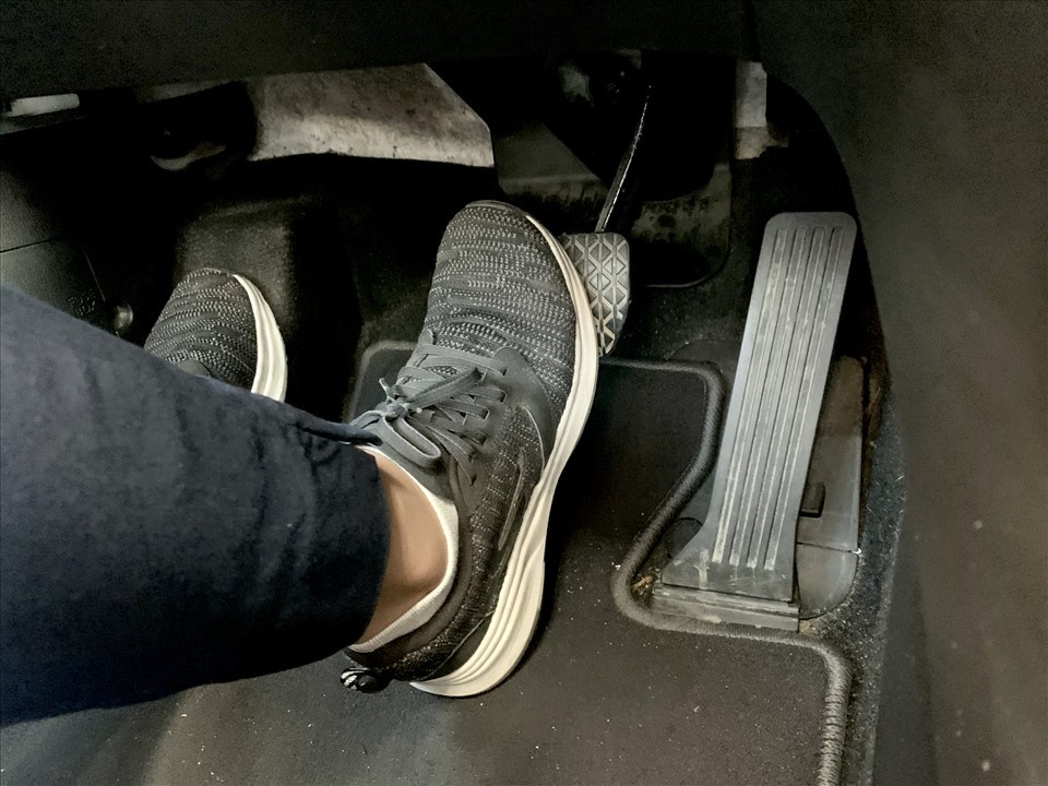 Chọn cho mình một đôi giày phù hợp khi lái giúp giảm nguy hiểm khi xử lý tình huống đổi chân phanh - chân ga. Ảnh minh hoạ: Khánh Linh.Sai tư thế và chân đạp ga