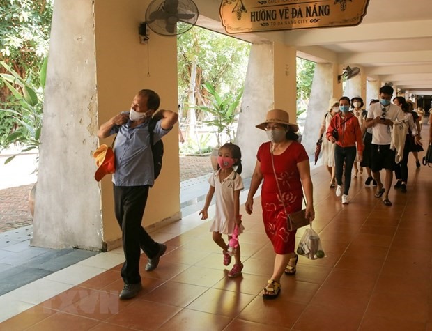 Du khách thực hiện đeo khẩu trang khi đi tham quan tại Khu du lịch Bà Nà Hills. (Ảnh: Trần Lê Lâm/TTXVN)