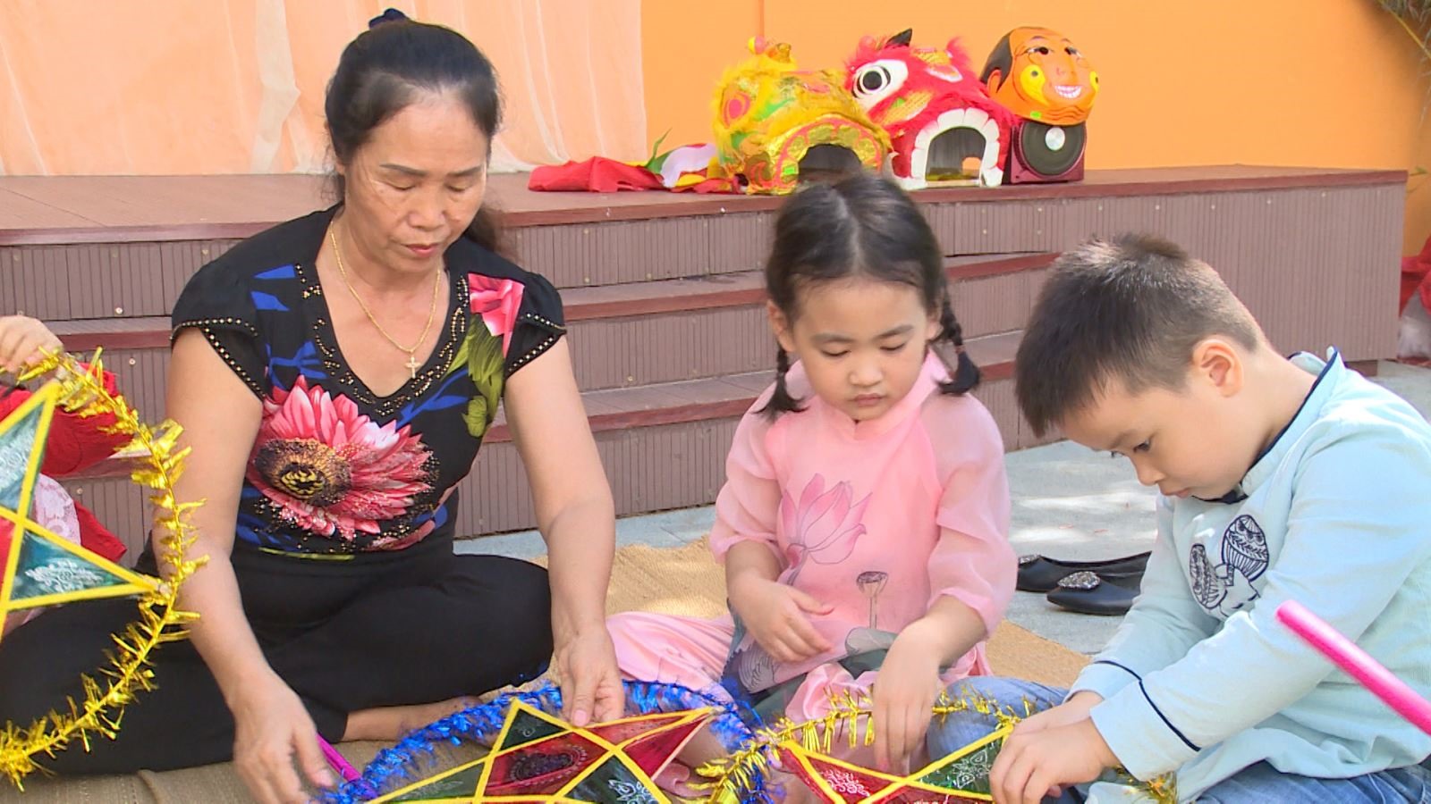 Bà Nguyễn Thị Sương hướng dẫn các cháu học sinh mẫu giáo làm đèn Trung thu