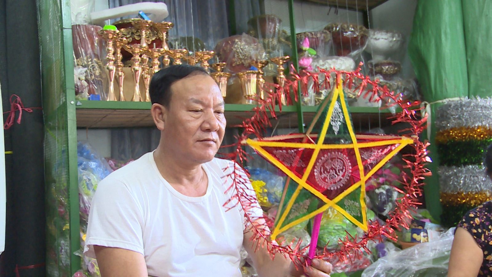 Gia đình ông Nguyễn Văn Thập luôn gắn bó với nghề làm lồng đèn truyền thống