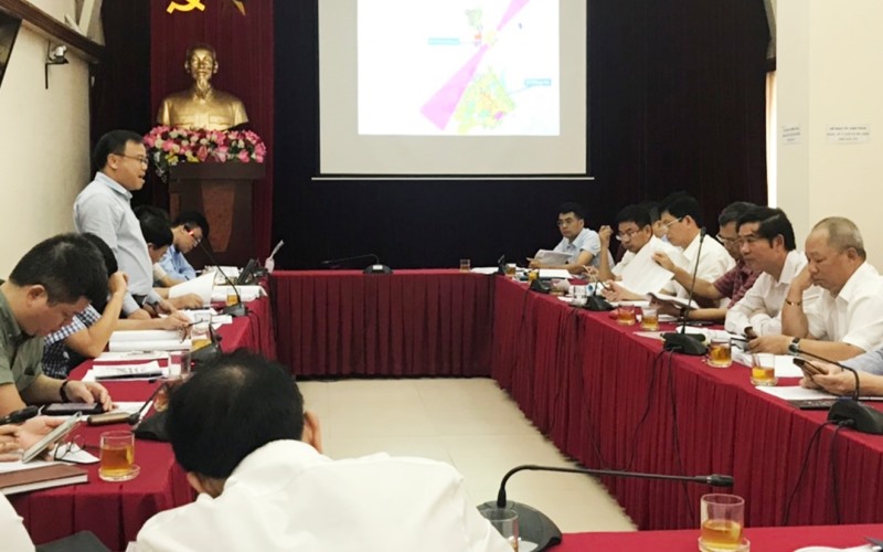 Phó Chủ tịch UBND tỉnh Quảng Trị Lê Đức Tiến trình bày việc cần thiết xây dựng Cảng hàng không Quảng Trị trước hội đồng thẩm định.