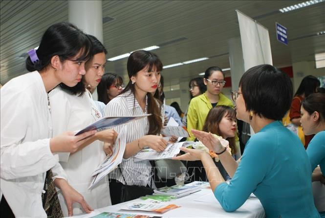 Sinh viên Đại học sư phạm Hà Nội tìm hiểu thông tin việc làm với nhà tuyển dụng. Ảnh minh họa: Thanh Tùng/TTXVN
