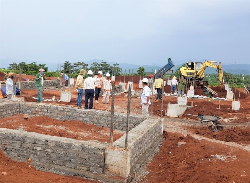 Xây dựng các móng cột trên tuyến đường dây 220kV Đông Hà - Lao Bảo