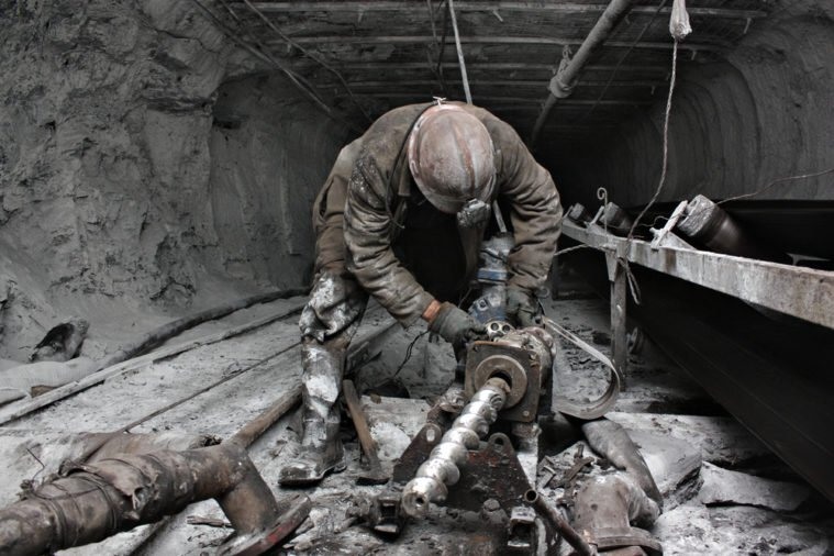 Khai thác dầu mỏ là một công việc nguy hiểm. Bụi khai thác than, amiăng, uranium và radon làm tăng nguy cơ ung thư phổi và dạ dày. Những công nhân dưới lòng đất thường xuyên có nguy cơ mắc ung thư phổi cao gấp năm lần người khác.