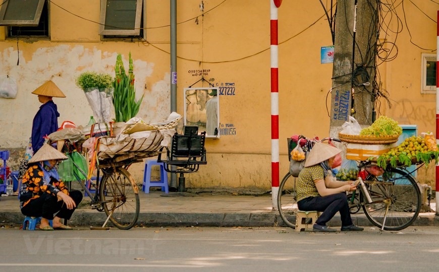Lang thang Hà Nội, không khó để bắt gặp những gánh hàng rong len lỏi khắp những con phố. Dù cuộc sống hiện đại có phát triển nhanh như thế nào thì các gánh hàng rong vẫn luôn gắn liền với đời sống thường nhật của người dân. (Ảnh: Minh Hiếu/Vietnam+)