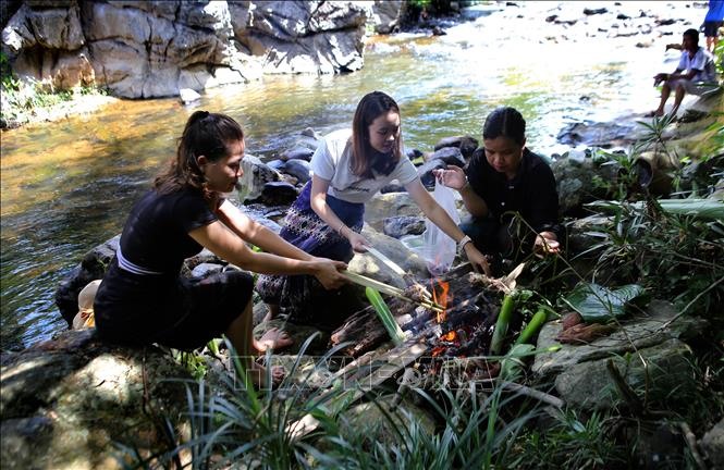 Du khách tự nướng món ăn và thưởng thức bên dòng suối Tà Lao mát lạnh.