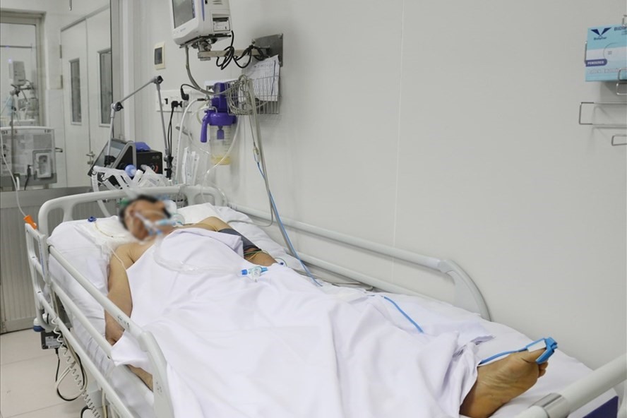 Bệnh nhân ngộ độc sau khi ăn pate Minh Chay đang điều trị tại Bệnh viện Chợ Rẫy. Ảnh: Bệnh viện cung cấp