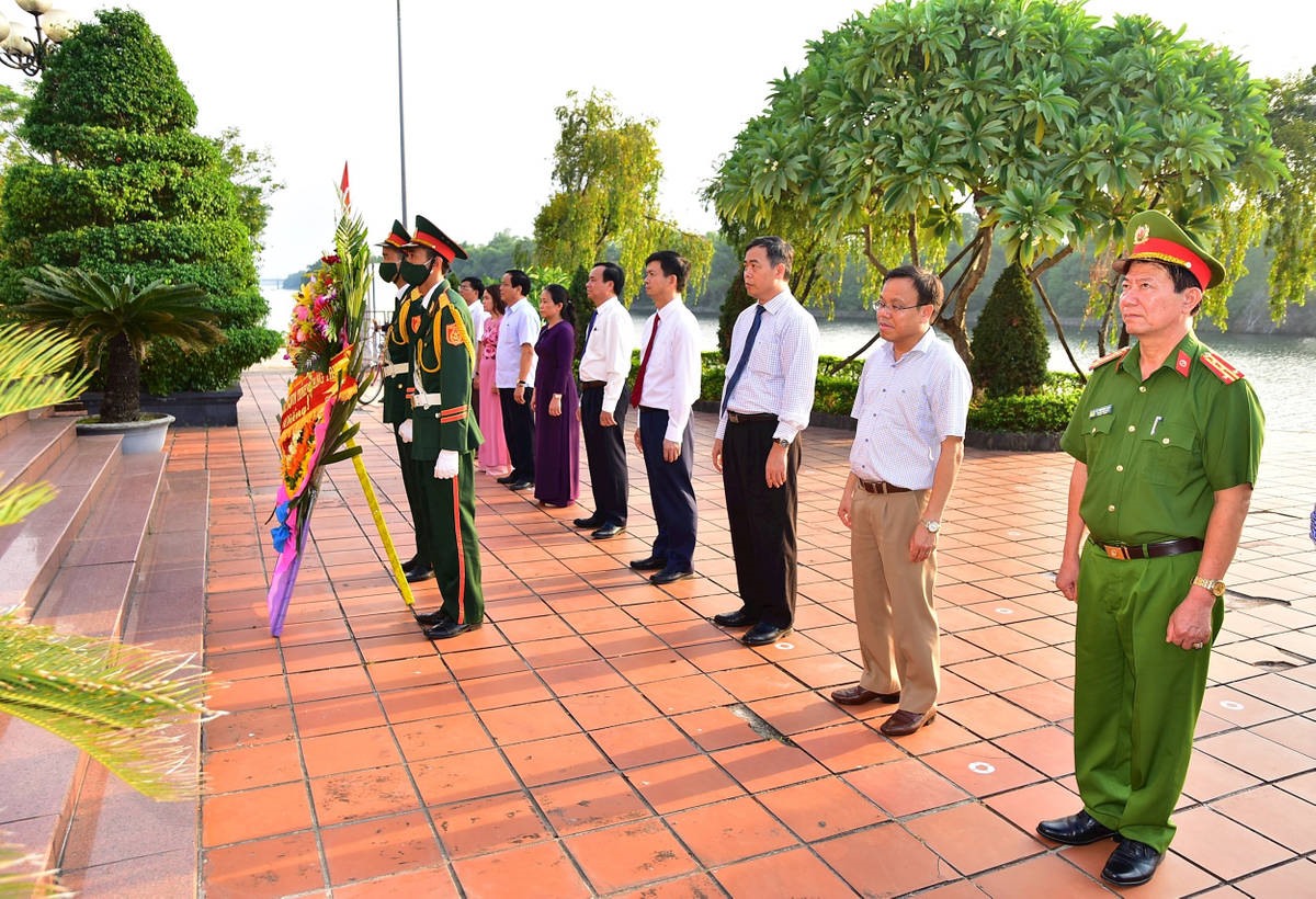 Lãnh đạo tỉnh Quảng Trị dâng hoa tại Khu lưu niệm Tổng Bí thư Lê Duẩn