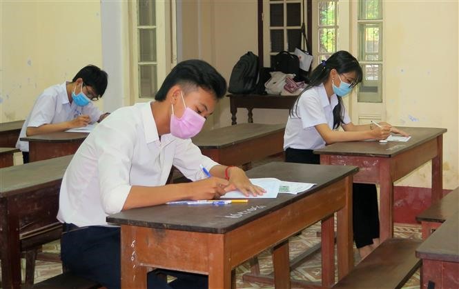 Thí sinh Thừa Thiên - Huế đeo khẩu trang khi làm bài thi. Ảnh: Tường Vi/TTXVN