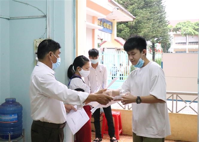 Cán bộ coi thi gọi thí sinh vào phòng thi tại Điểm thi Trường THPT Chu Văn An, thành phố Buôn Ma Thuột, Đắk Lắk. Ảnh: Tuấn Anh/TTXVN