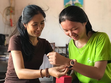 Chị Vũ Thị Dung trao quà tặng cho bạn Nguyễn Thị Thường, một trong những người con của Khát Vọng vừa nhận được hỗ trợ tài chính 2,2 tỷ đồng cho bốn năm học tại Đại học Fulbright. Ảnh: Hải Hiền.