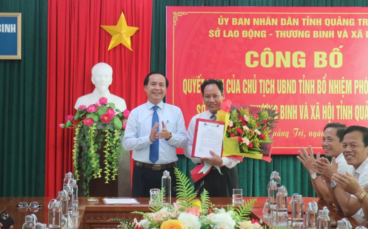 Chủ tịch UBND tỉnh Võ Văn Hưng trao quyết định bổ nhiệm cho tân Phó Giám đốc Sở LĐTB&XH Lê Nguyên Hồng -Ảnh: T.N​