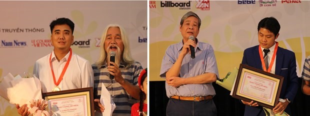 Tác giả Nguyễn Chí Ngoan (áo trắng) và nhạc sỹ Nguyễn Văn Chung (vest xanh) cùng nhận giải 'Khát vọng Dế Mèn.' (Ảnh: Minh Anh/Vietnam+)
