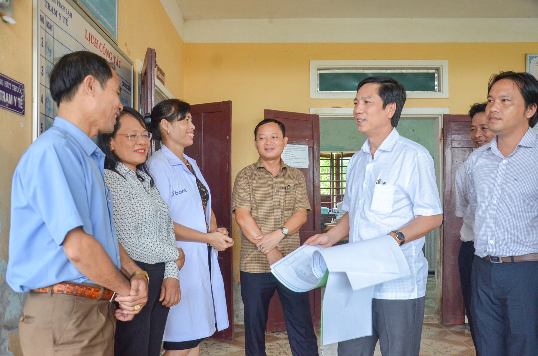 Phó Chủ tịch UBND tỉnh Hoàng Nam kiểm tra hiện trạng cơ sở vật chất và phương án đầu tư xây dựng Trạm Y tế xã Vĩnh Lâm-Ảnh: L.M​