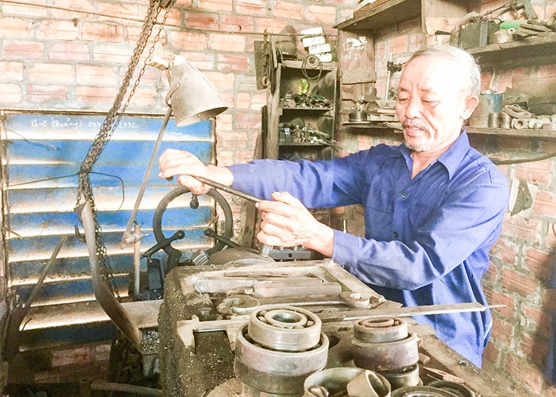 Ông Văn Đức Quynh miệt mài chế tạo các loại máy phục vụ sản xuất nông nghiệp - Ảnh: N.B​