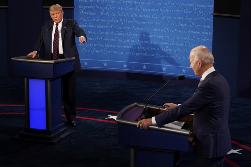 Tổng thống Trump liên tục ngắt lời ông Joe Biden trong cuộc tranh luận. Ảnh: AP