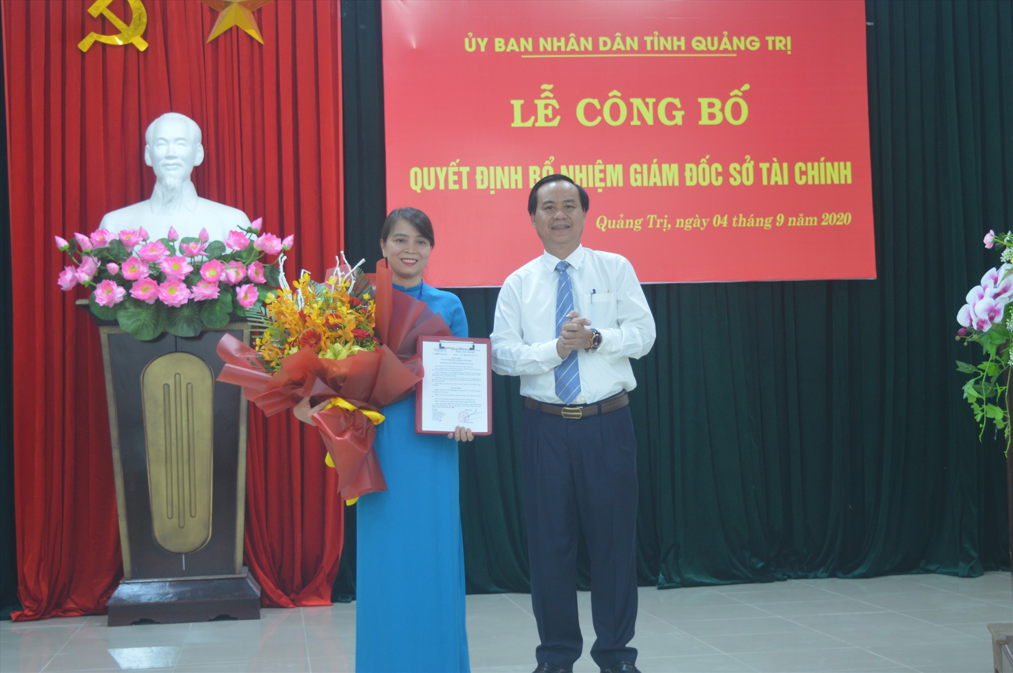 Chủ tịch UBND tỉnh Võ Văn Hưng trao quyết định bổ nhiệm và tặng hoa chúc mừng tân Giám đốc Sở Tài chính Lê Thị Thanh - Ảnh: L.T
