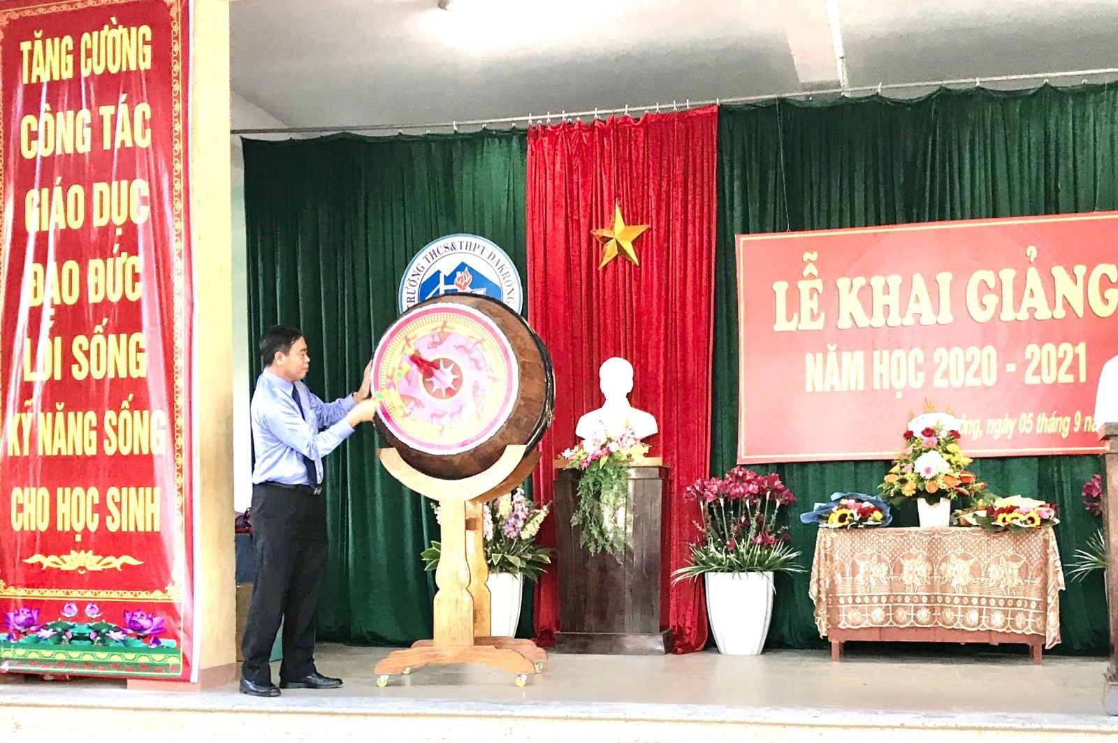 Phó Bí thư Thường trực Tỉnh ủy Nguyễn Đăng Quang đánh trống khai giảng năm học mới tại Trường THCS và THPT Đakrông