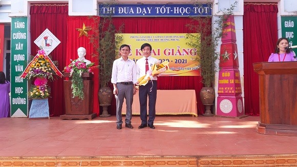 Chủ tịch UBND xã Phan Ngọc Long tặng hoa chúc mừng