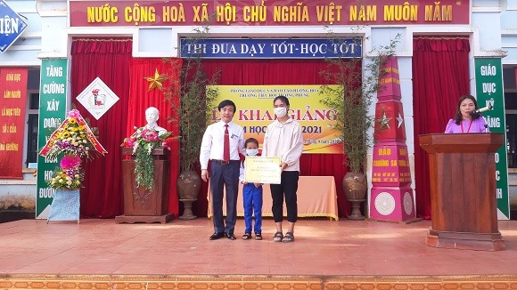 Trao học bổng của HKH Quảng Trị cho 4 học sinh mồ côi