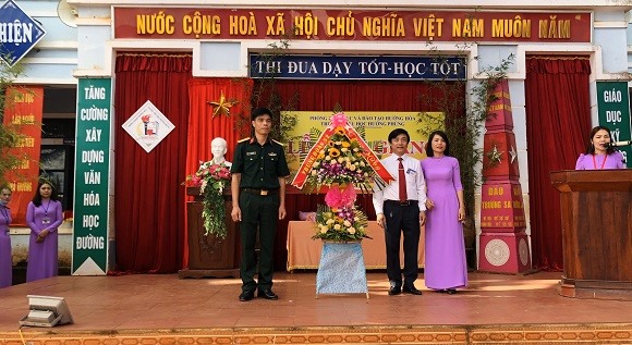 Lãnh đạo Trung đoàn 52 tặng hoa chúc mừng nhà trường