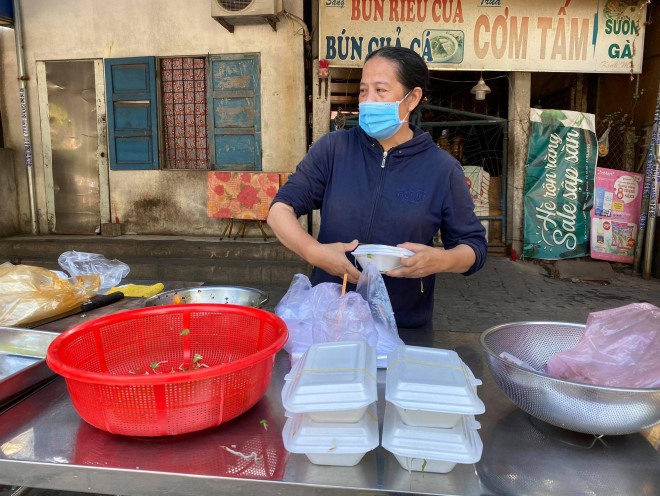 Bà Nguyễn Thị Ngọc Phượng chuẩn bị các hộp bánh cuốn bán cho khách trong sáng 5-9