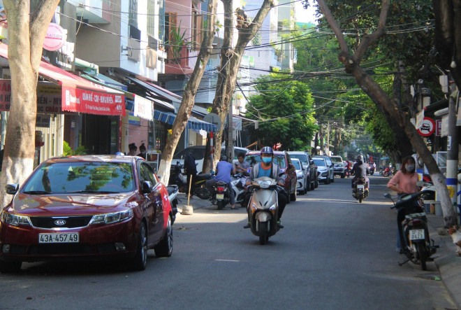 Đà Nẵng vẫn chưa cho phép hoạt động tắm biển, yêu cầu người dân hạn chế ra đường khi không cần thiết.