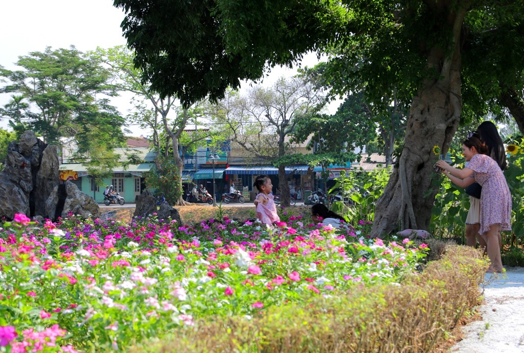 Một góc đảo Bồng Lai nhìn ra đường Đinh Tiên Hoàng